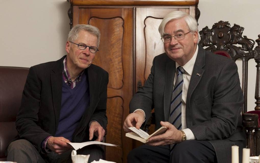 „Terug naar de bron”, zegt uitgever D. van Wijnen (l.), „dat is wat we met deze heruitgaven beogen.” Prof. dr. W. Verboom: „Nog steeds ontdek ik nieuwe dingen in de Heidelberger.” beeld André Dorst