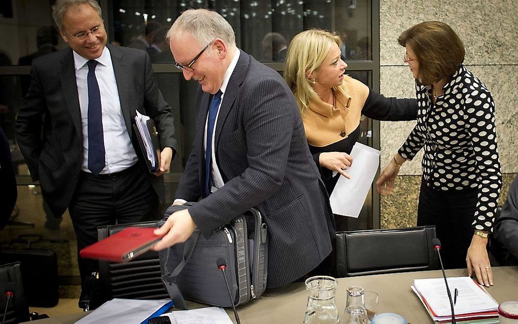 (VLNR) Minister van Buitenlandse Zaken Frans Timmermans, minister Jeanine Hennis-Plasschaert van Defensie en PvdA-Kamerlid Angelien Eijsink voorafgaand aan het overleg over Mali. Foto ANP