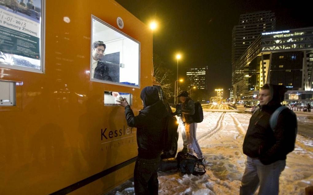 De soepbus van de Kessler Stichting rijdt dagelijks een vaste route door Den Haag om soep, koffie, brood en fruit uit te delen aan mensen die geen dak boven hun hoofd hebben. Foto Gerhard van Roon