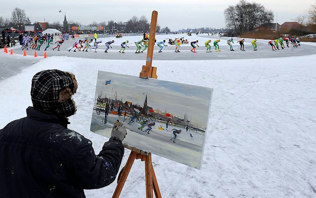 Het lijkt een kwestie van dagen voordat de eerste toertocht op natuurijs in Nederland voor schaatsers wordt uitgeschreven. In Eernewoude (Friesland) zijn de voorbereidingen voor een eventuele tocht in volle gang.  Op de foto schaatsers bij Eernewoude in 2