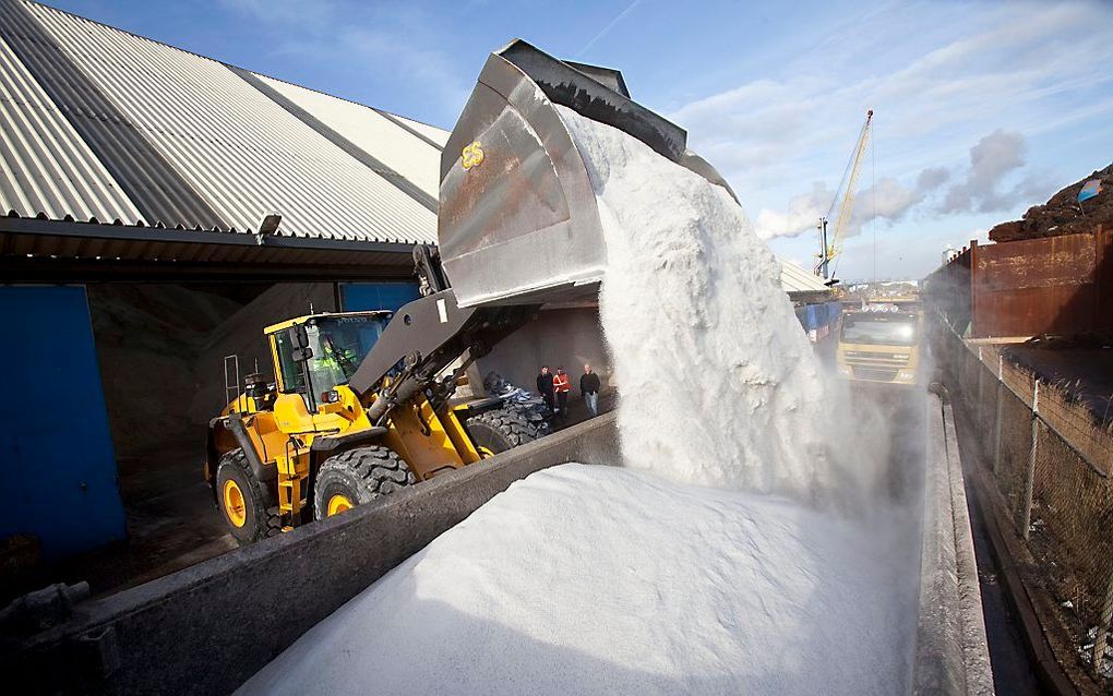 Rijkswaterstaat gaat er vanuit voldoende strooizout te hebben om de wegen in Nederland de rest van de winter sneeuw- en ijsvrij te houden.  Foto ANP