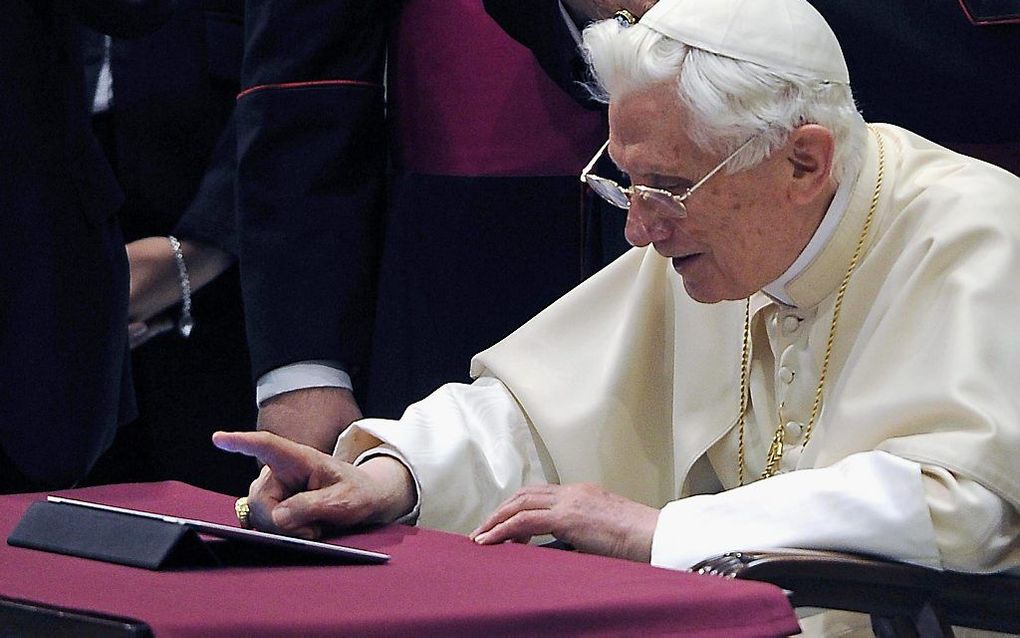 Paus Benedictux XVI, hoofd van de wereldwijde Rooms-Katholieke Kerk, gaat ook in het Latijn twitteren. De paus twittert nu in negen talen. Foto EPA