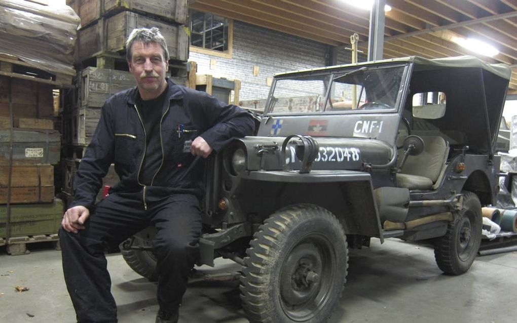 NIJVERDAL – Joop Staman uit Nijverdal handelt in militaire voertuigen en wat daarmee samenhangt, zoals motoren. „Wie een jeep heeft, kan hier terecht voor de originele onderdelen.” Foto Gerrit Dannenberg