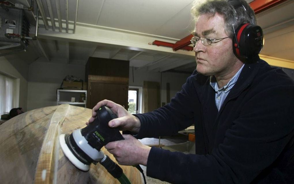 STAPHORST – Lieuwe Beuving, voormalig gereformeerd vrijgemaakt predikant, is nu meubelmaker.  „Het leven kan raar lopen.” Foto Eelco Kuiken