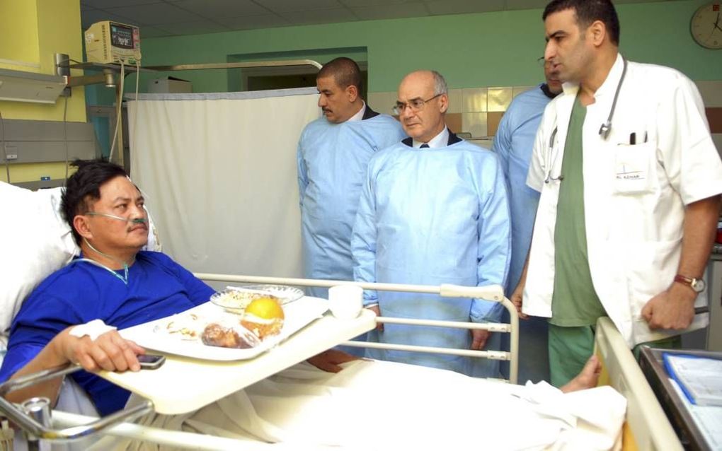 De Algerijnse minister van Energie en Mijnen, Youcef Yousfi (m.), bezoekt een bevrijde gijzelaar uit de Filipijnen in een kliniek in Algiers. Foto EPA