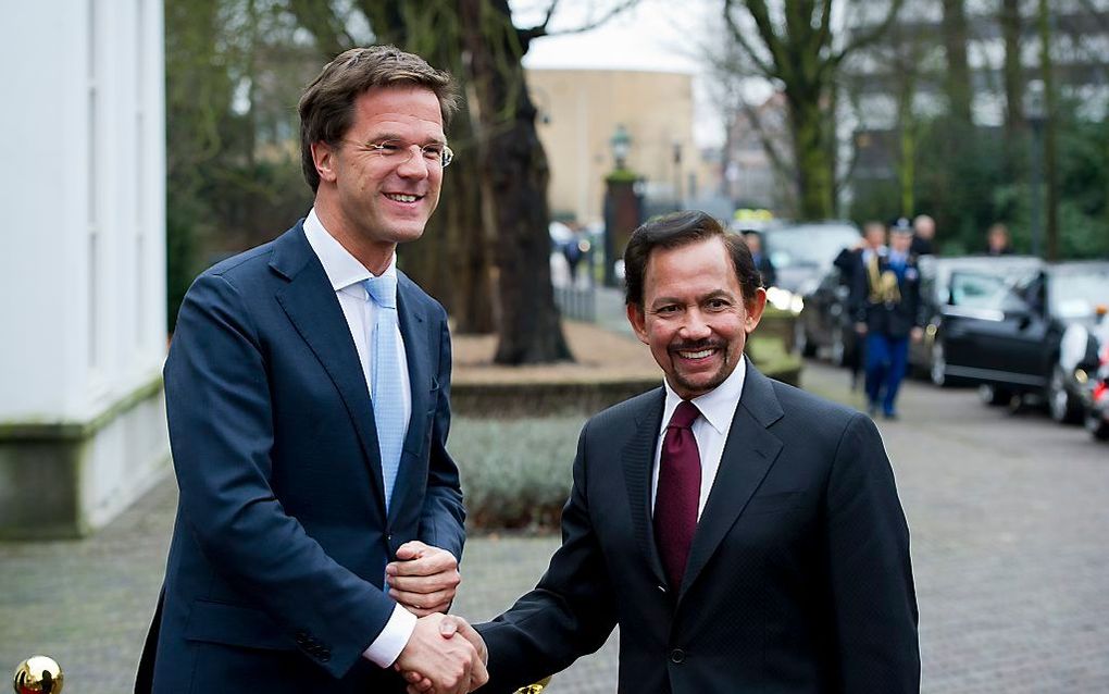 Premier Rutte begroet sultan Bolkiah.  Foto ANP