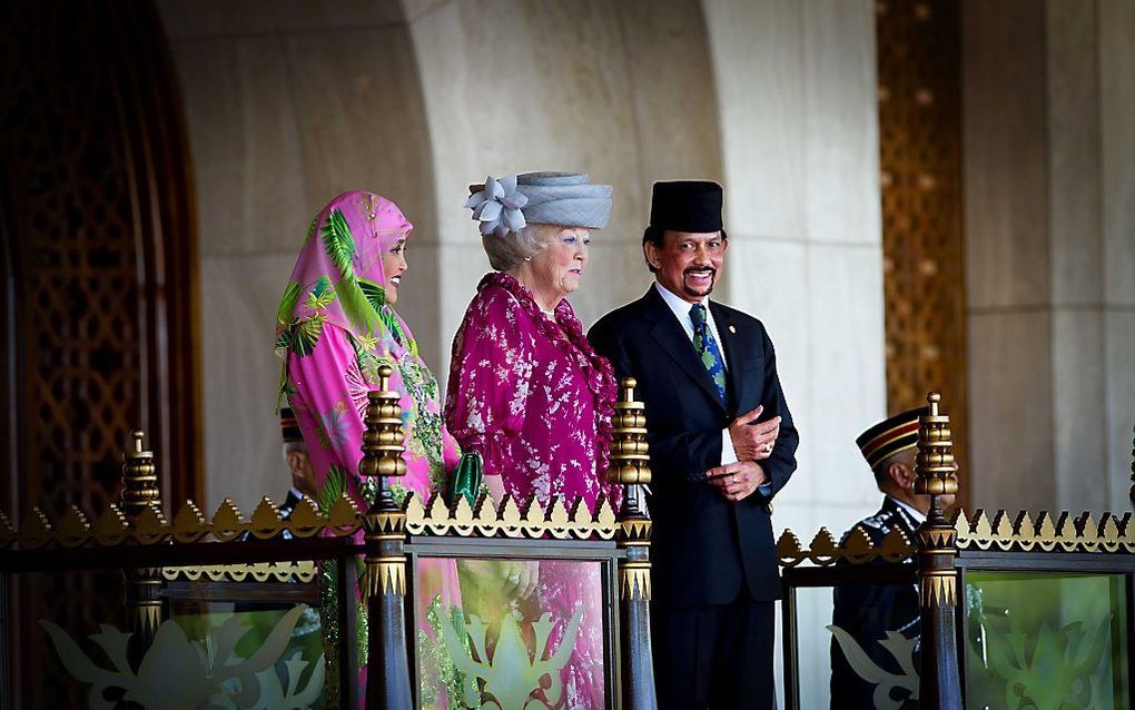 BANDAR SERI BEGAWAN - Koningin Beatrix (M), sultan Hassanal Bolkiah van Brunei en zijn echtgenote tijdens de officiele ontvangst. De vorstin, prins Willem-Alexander en prinses Maxima beginnen vandaag aan een tweedaags staatsbezoek aan het olierijke sultan