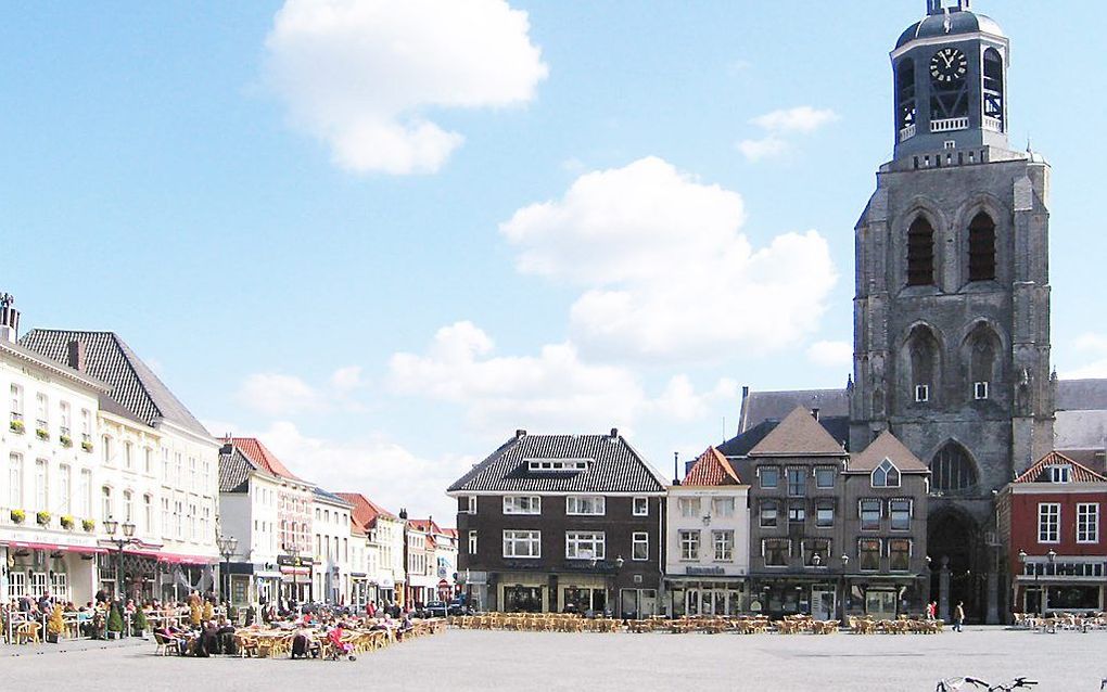 De Lievevrouweparochie in Bergen op Zoom gaat twee van de vier kerken sluiten. De Gertrudiskerk (foto) blijft in gebruik. Foto M. Minderhoud, Wikimedia