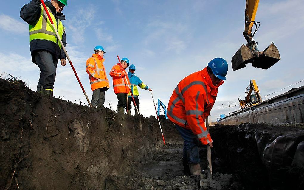 De dijk langs het Eemskanaal wordt over een lengte van 600 meter met een dikke kleilaag versterkt. Januari 2012.  Foto ANP