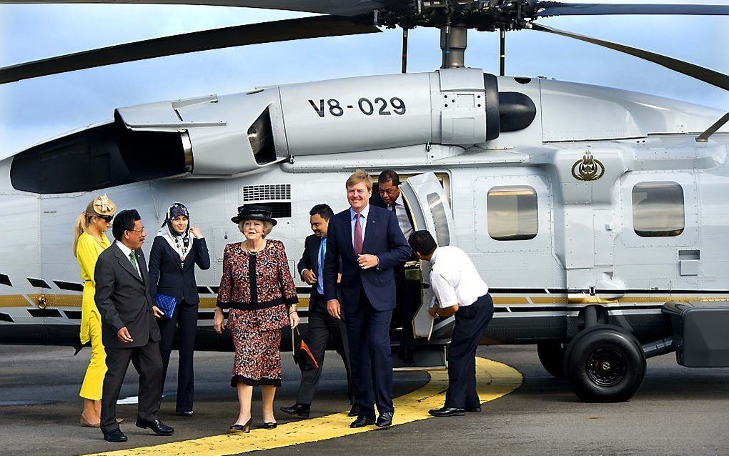 Koningin Beatrix, prins Willem-Alexander en prinses Maxima komen per helikopter aan voor een bezoek aan het hoofdkantoor van Brunei Shell Petroleum. Foto ANP