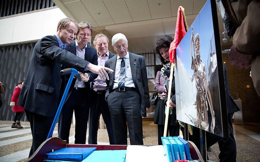 Dries van Agt (R) in gesprek met (VLNR) Harry van Bommel van de SP, Joel Voordewind van de CU en GroenLinks-leider Bram van Ojik. De oud-premier bood aan de Tweede Kamer de petitie 'Sloop de Muur' aan. Zo'n 65000 mensen ondertekenden de petitie, waarin op