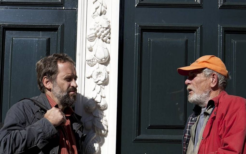 Straatpastor Klaas Koffeman (l.) gaat in Den Haag het gesprek met dak- en thuislozen aan. Foto Klaas Koffeman