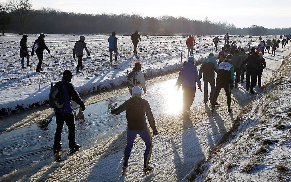 Water op het ijs in de buurt van Giethoorn. De organisatie van de Vijf Merentocht moest de schaatstocht afgelasten omdat de situatie op het ijs te gevaarlijk werd vanwege de grote drukte. Foto ANP