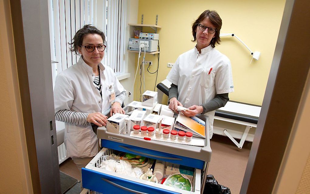 Dermatologieassistente Corrie Huppelschoten (l.) draait één ochtend in de week spreekuur, evenals haar collega Margreeth Bijvank. Foto RD, Anton Dommerholt