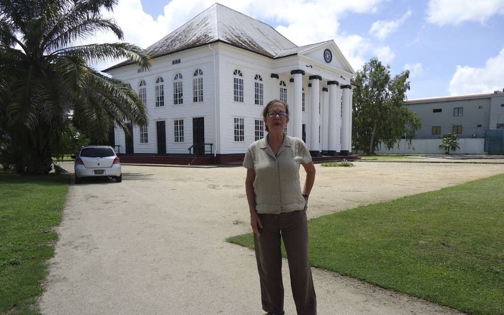 Lily Duym voor de synagoge Neve Shalom (Oase van vrede) aan de Keizerstraat in de Surinaamse hoofdstad Paramaribo. Foto Marius Bremmer