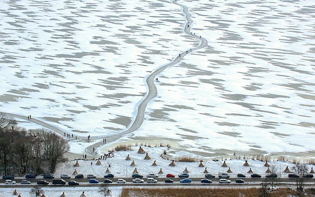 Drukte donderdag op de wegen rond Giethoorn. Voor de schaatstochten van vrijdag zijn uitgebreide verkeersmaatregelen genomen om de drukte in goede banen te leiden. Foto ANP