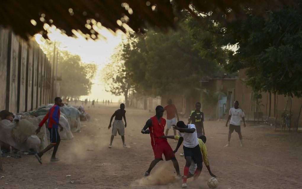 Malinese jongens spelen voetbal in de plaats Segou, in het zuiden van Mali. Veel jongeren hebben geen uitzicht op werk en zijn daarom vatbaar voor beïnvloeding van extremistische organisaties. Foto EPA