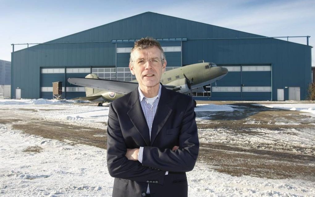 Jaap Haasnoot bij een hangar op voormalig Vliegkamp Valkenburg. De Katwijker wil dat er weer vliegtuigen gaan opstijgen en landen. Foto Dick Hogewoning