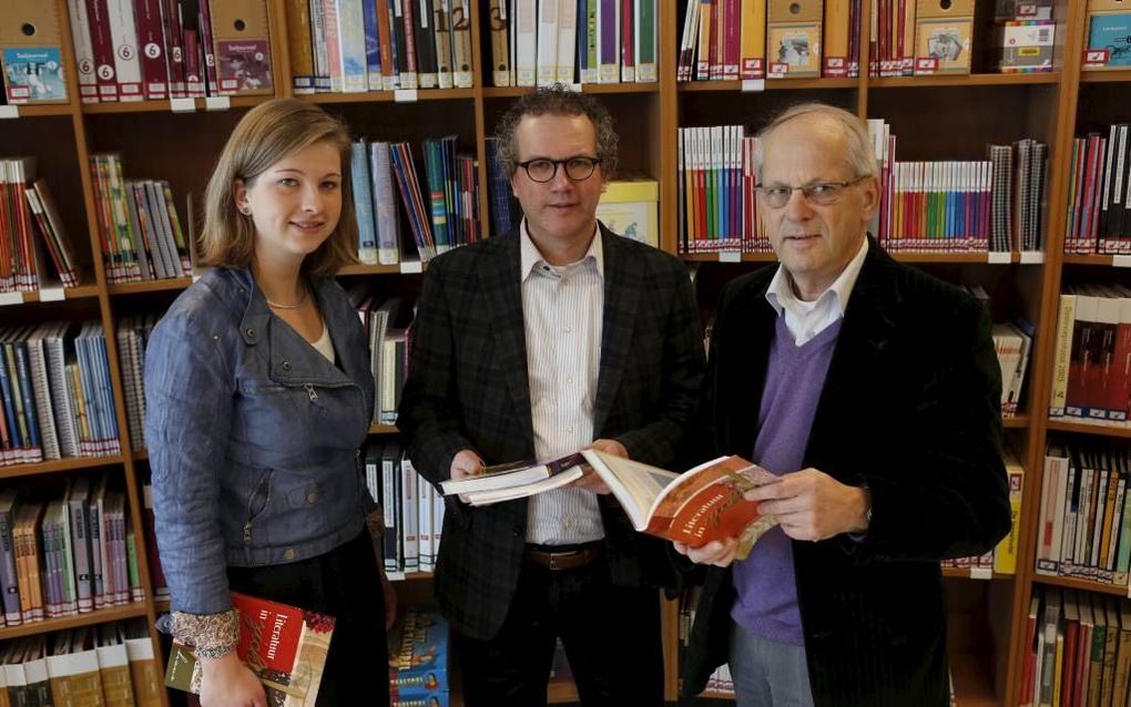 Literatuurdocenten Marlies Kunst, Egbert Slagboom en Arie van Groningen.             Foto Martin Droog