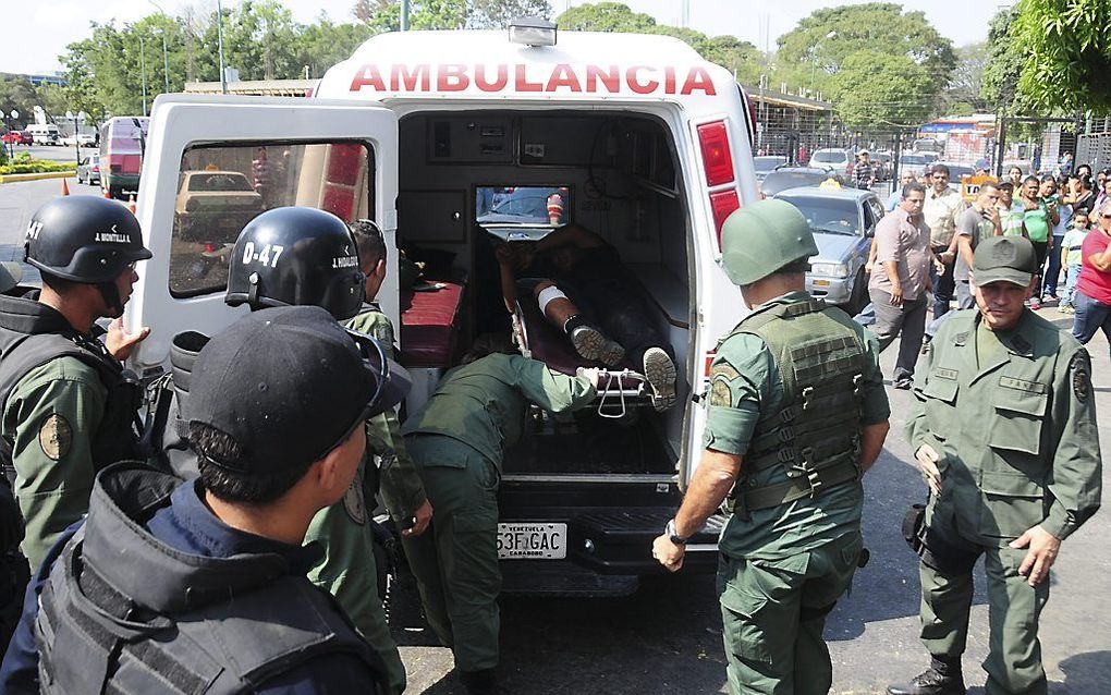 Een ambulance met een gewonde komt aan bij het ziekenhuis van Barquisimeto in Venezuela, nadat een gevangenisopstand op een bloedbad uitgelopen was. Volgens het hoofd van een lokaal ziekenhuis vonden in totaal 54 mensen de dood en raakten 88 anderen gewon