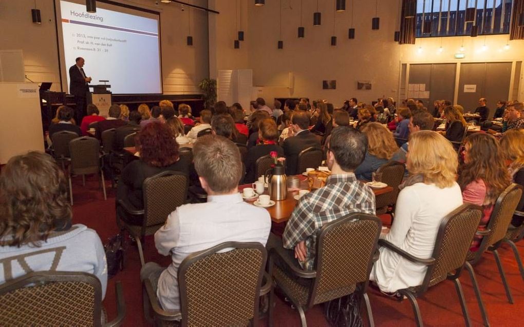 Zo’n honderd belangstellenden kwamen zaterdag af op de eerste Verdiepingsconferentie 25+ in Putten. Prof. dr. H. van den Belt hield een lezing over geloofszekerheid en er waren workshops. Foto André Dorst