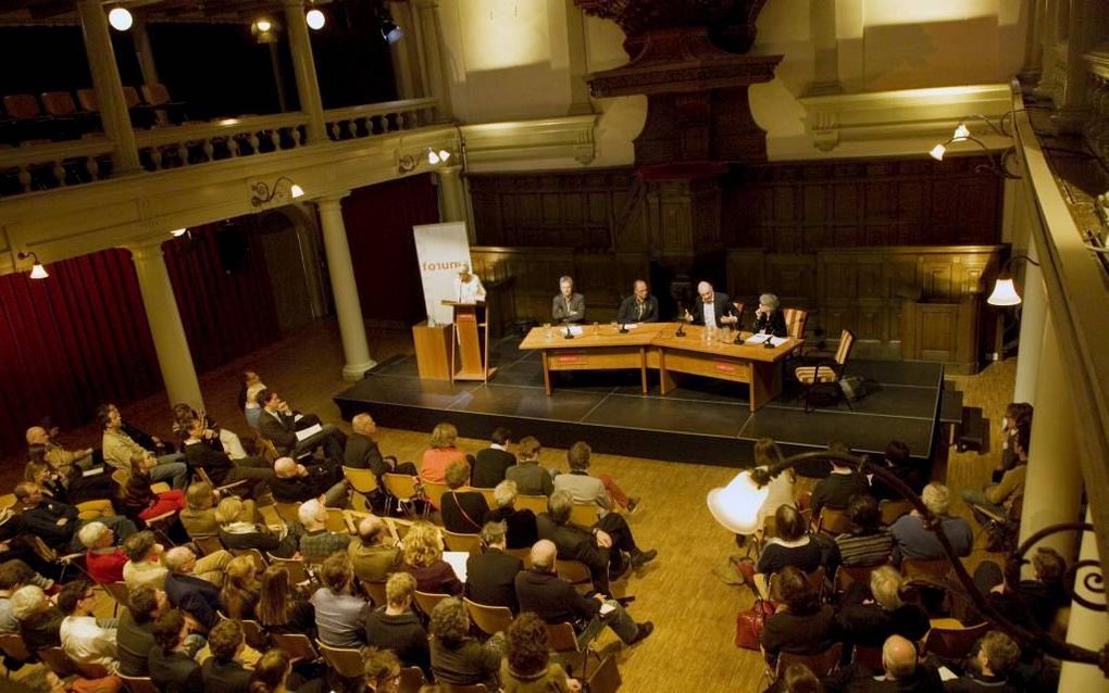 In debatcentrum De Rode Hoed werd maandag een debat gehouden over ”Kerk en st(r)aat”, de vraag of religie achter de voordeur moet verdwijnen. „We moeten niet de fout maken om aan de seculiere overtuiging het alleenrecht te geven”, zei prof. dr. Govert Bui