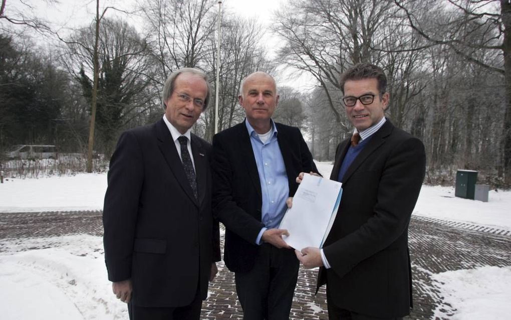 Cees van ’t Veen (r) en gedeputeerde Rein Munniksma (m) van Drenthe met de uitvoeringsovereenkomst. Burgemeester Rikus Jager van Westerveld (l) hoopt op een Werelderfgoed in zijn gemeente. “Economisch zeer aantrekkelijk.” Foto Eelco Kuiken