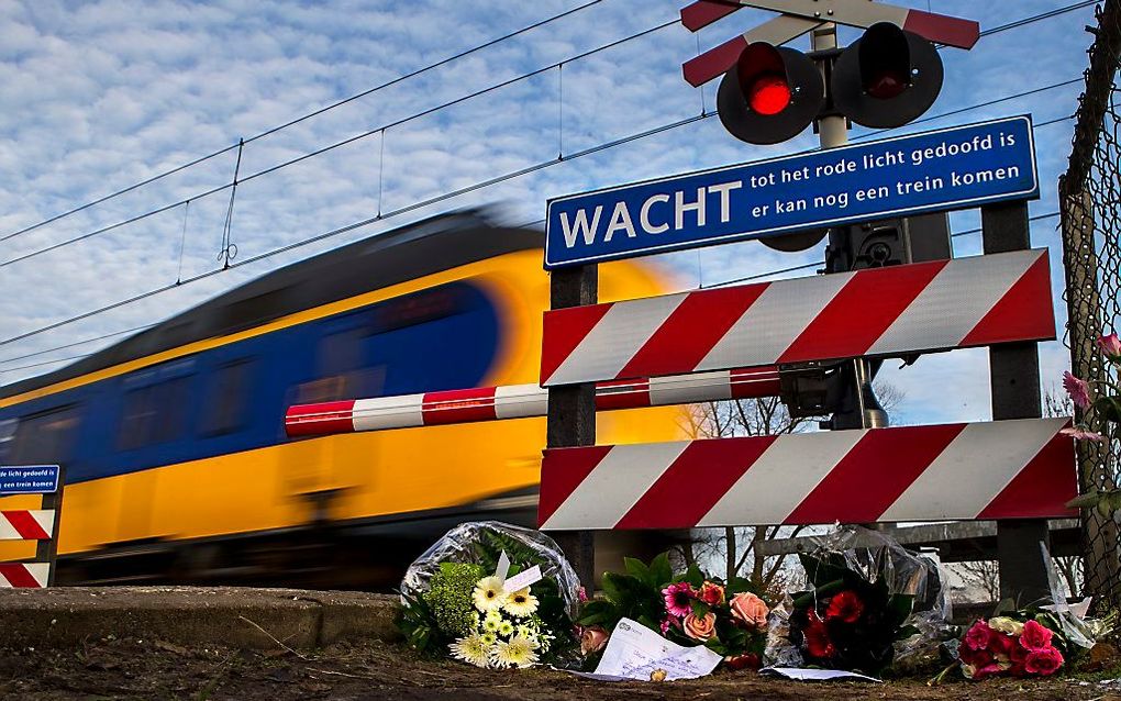 Bloemen op de plaats waar Fleur Bloemen voor de trein sprong.  Foto ANP