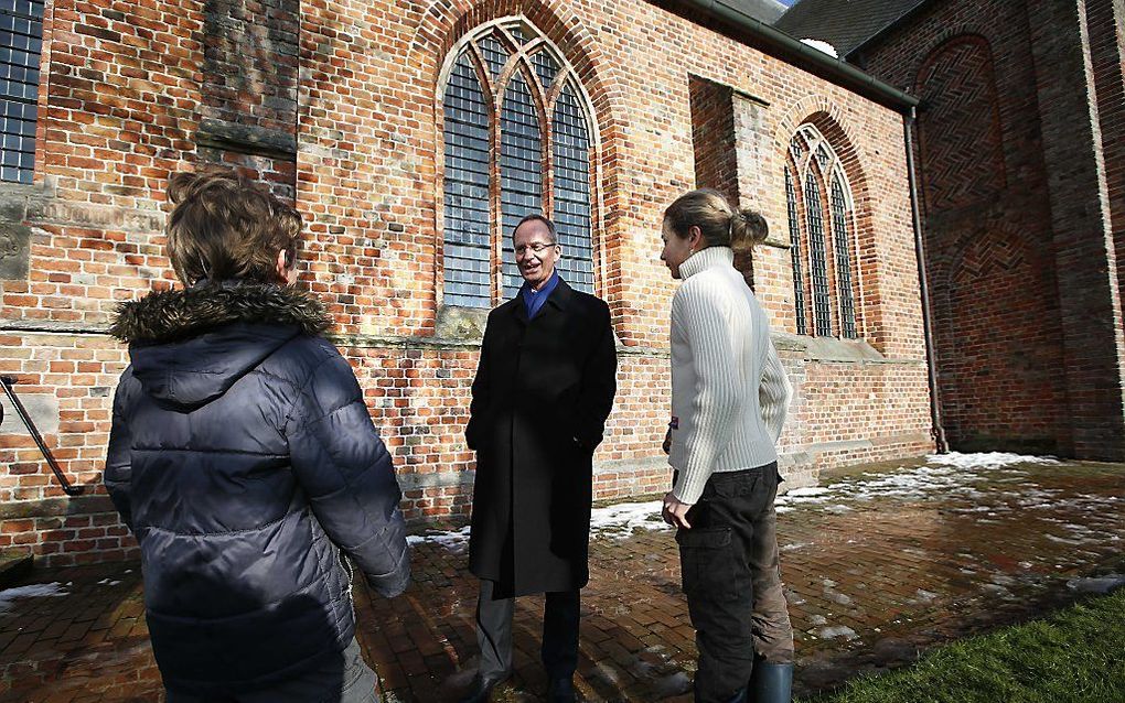 Minister Kamp spreekt met inwoners van Loppersum.  Foto ANP