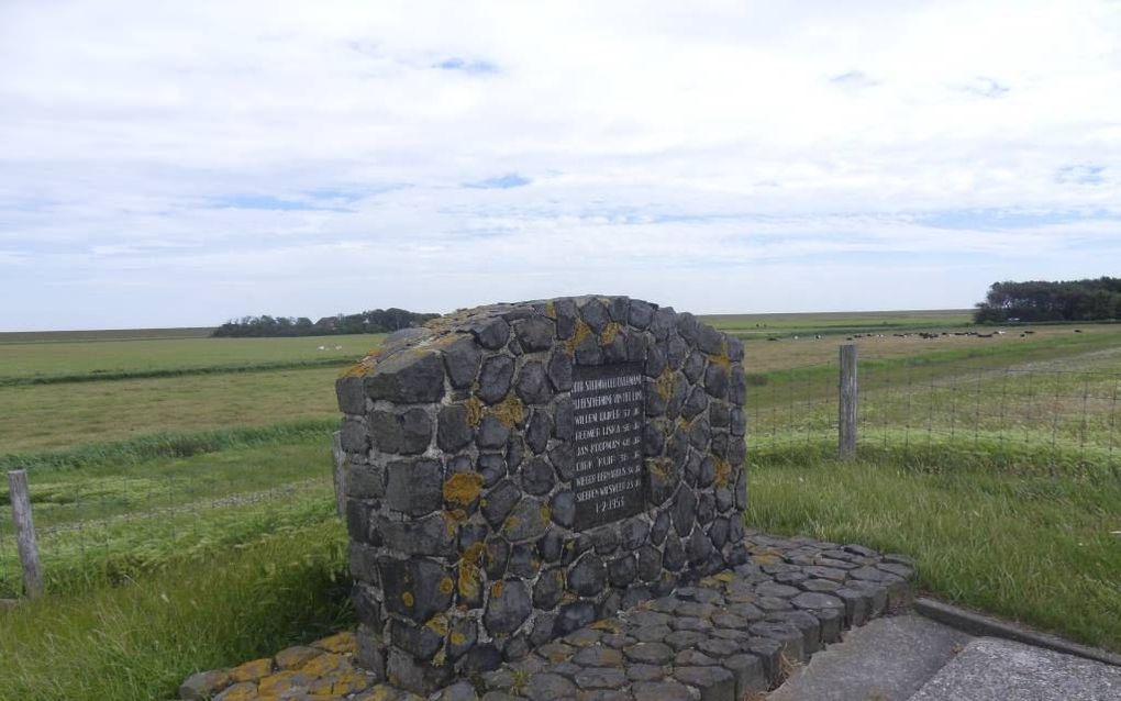 Het monument bij De Cocksdorp herinnert aan de zes slachtoffers van de watersnoodramp op Texel. Foto straatkaart.nl