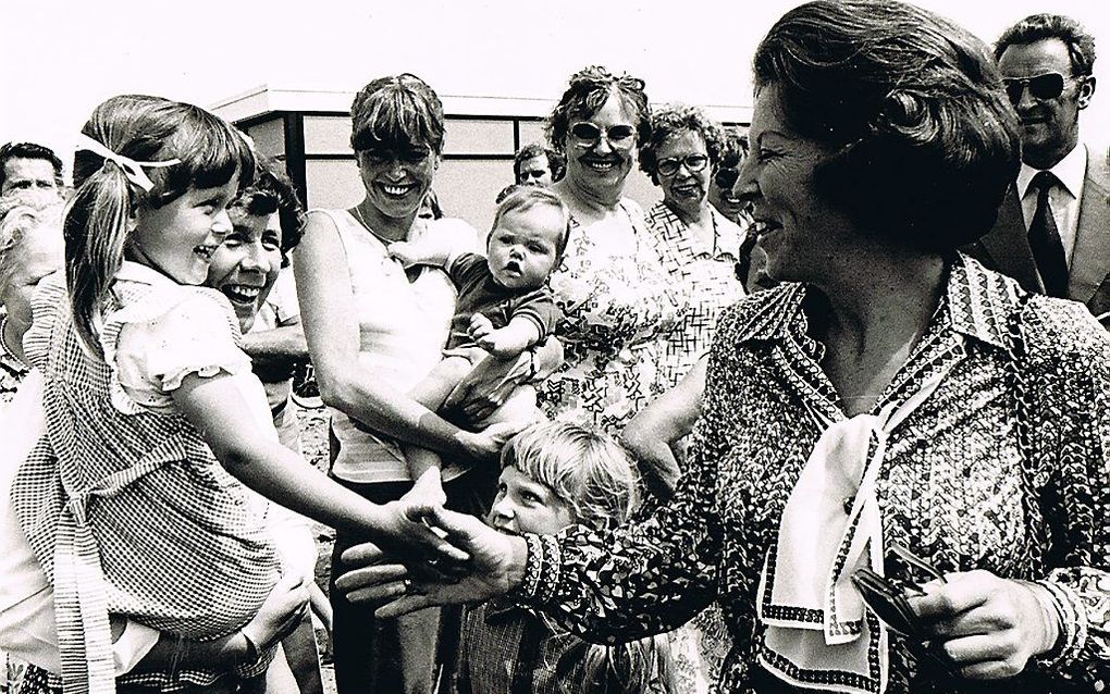 Marleen Naaktgeboren-Leertouwer –toen 4 jaar- schudde de koningin de hand op 14 juni 1980 in Lekkerkerk. De koningin bezocht de door een gifaffaire geplaagde wijk.  Foto Marleen Naaktgeboren-Leertouwer