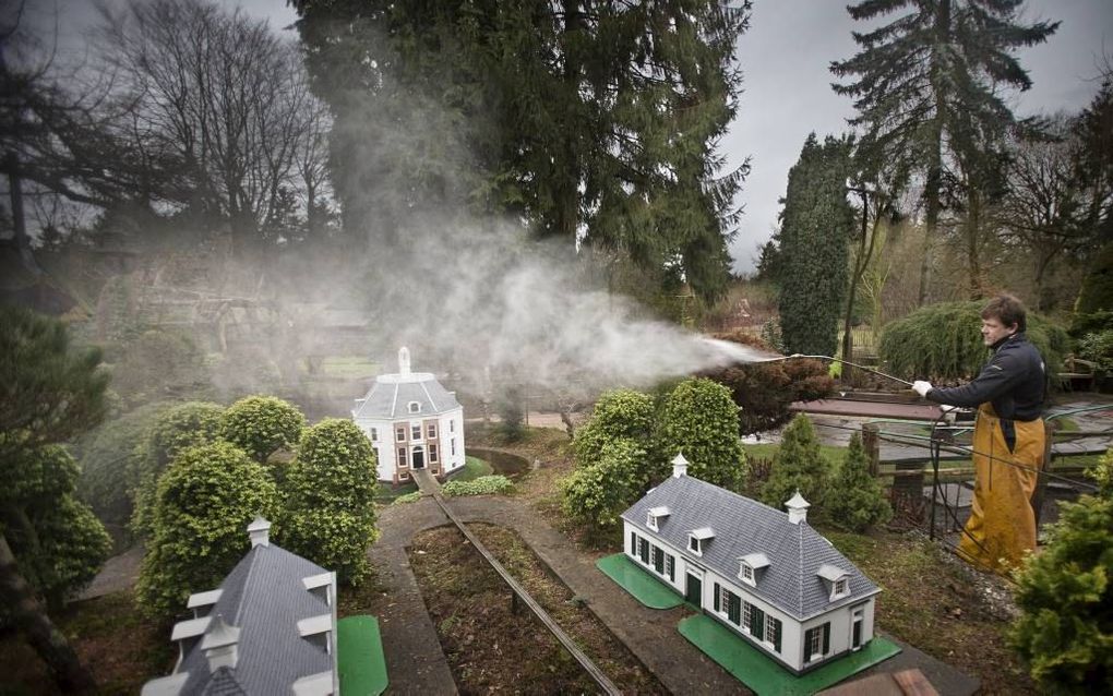 Op de midgetgolfbaan in Lage Vuursche staat een mini-uitvoering van Kasteel Drakensteyn. „Een echte replica”, verzekert ‘spuitgast’ Louis. Foto RD, Henk Visscher