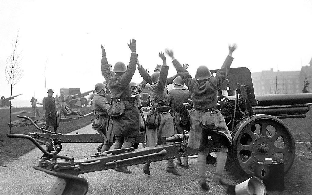 Soldaten dansen van vreugde na het lossen van de saluutschoten t.g.v. de geboorte van een nieuwe prinses (Beatrix). ANP