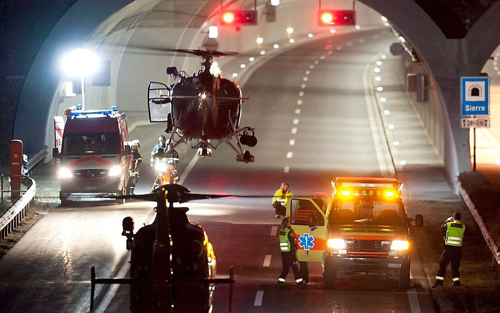 De man die de rampbus bestuurde op het moment dat het in een tunnel bij het Zwitserse Sierre verongelukte, telefoneerde of sms’te op dat moment niet.  Foto EPA