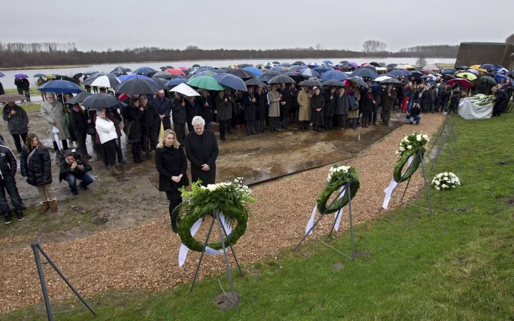 OUWERKERK  – Met een kranslegging bij het monument naast het Watersnoodmuseum in Ouwerkerk werd vanmorgen herdacht dat Zuidwest-Nederland zestig jaar geleden door een waters­nood werd getroffen. Ook tijdens tal van lokale herdenkingen is hier vandaag aand