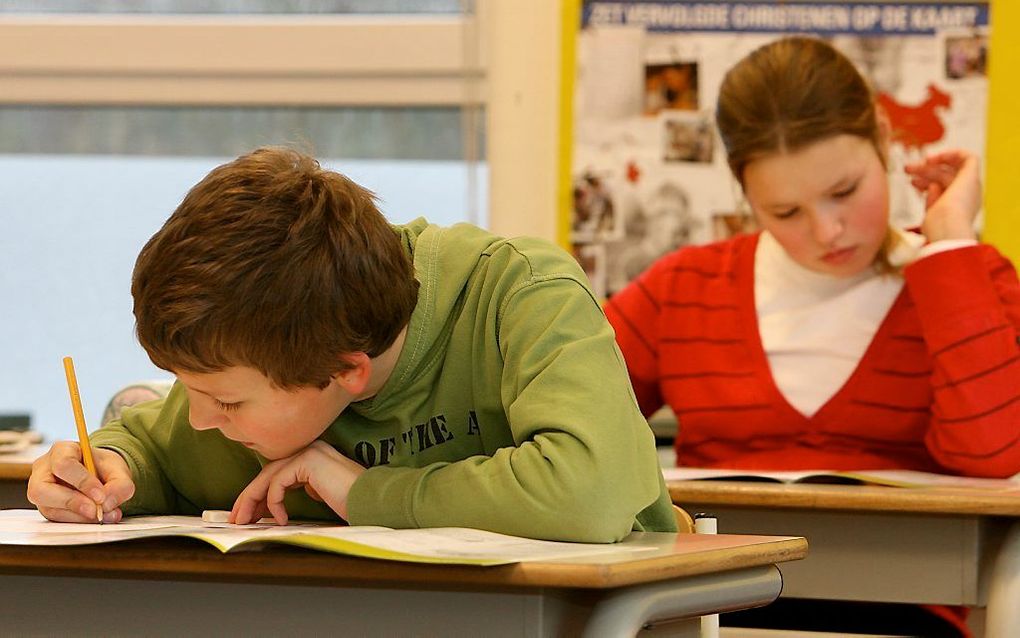 „Volgende week buigen vele duizenden kinderen uit groep 8 van de basisschool zich over de Cito-toets. Ouders lijken steeds meer waarde te hechten aan de uitslag van deze toets.” RD, Anton Dommerholt