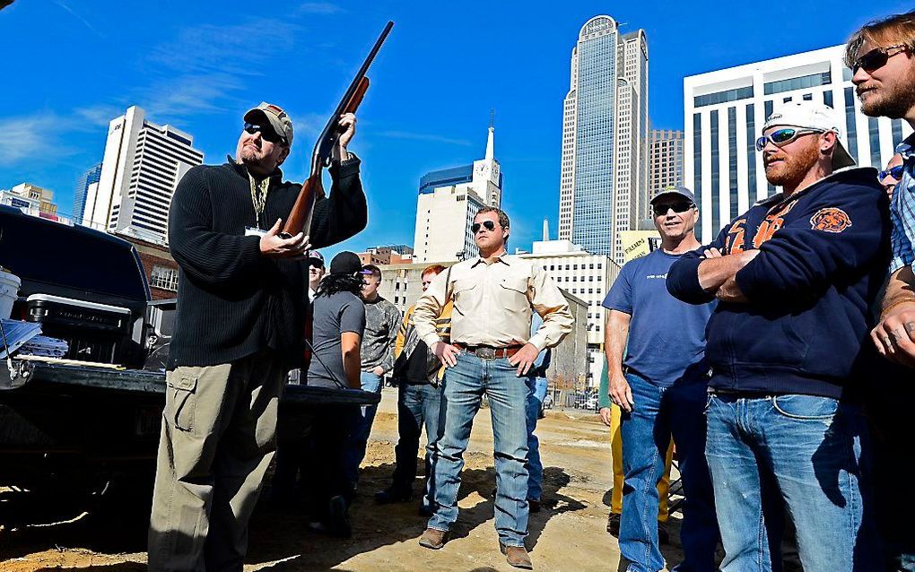 Tijdens de wapeninzameling van de first presbyterian church in Dallas hielden voorstanders van wapenbezit een actie om de wapens tegen hogere prijzen op te kopen. Foto EPA