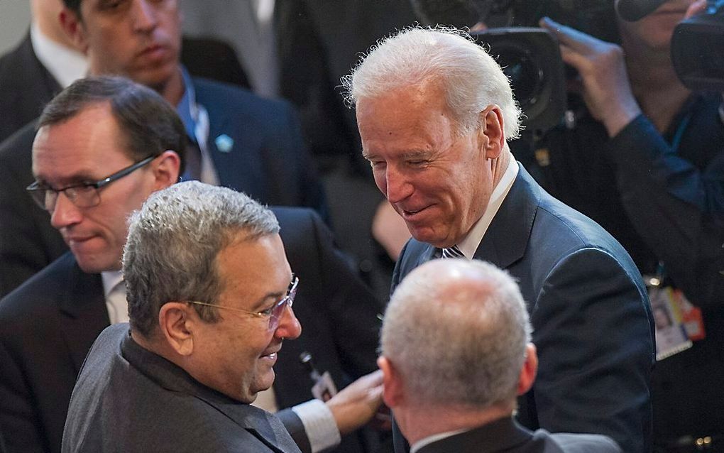 Biden (rechts) ontmoet Barak (links) in München. Foto EPA