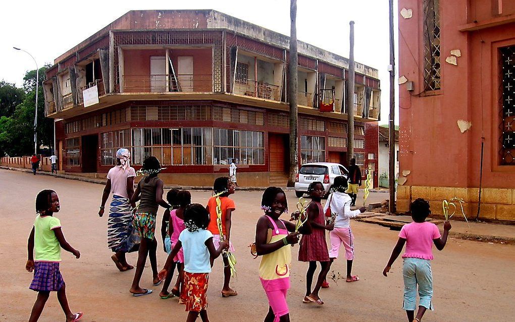 Straatbeeld in Angola. Foto Paulo César Santos, Wikimedia