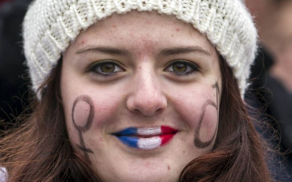 De wet op het homohuwelijk, die zaterdag door het Franse parlement kwam, is een aangelegen thema in de Franse samenleving. Foto: demonstrant tegen het homohuwelijk in Parijs. Foto EPA