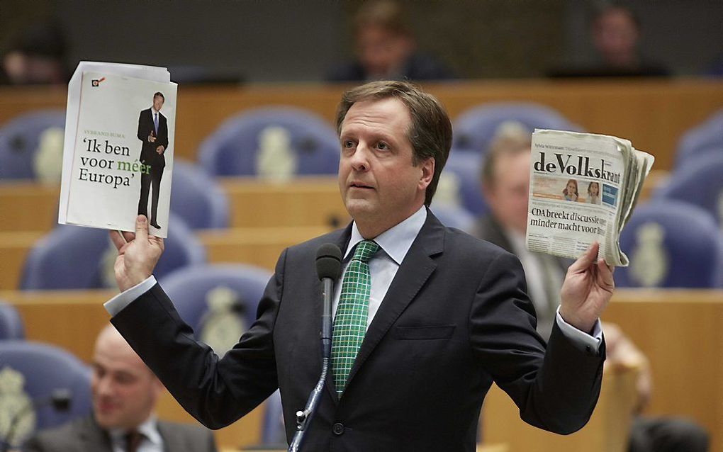 D66-leider Alexander Pechtold confronteert fractievoorzitter Sybrand van Haersma Buma van het CDA met zijn tegenstrijdige uitspraken over Europa. Foto ANP