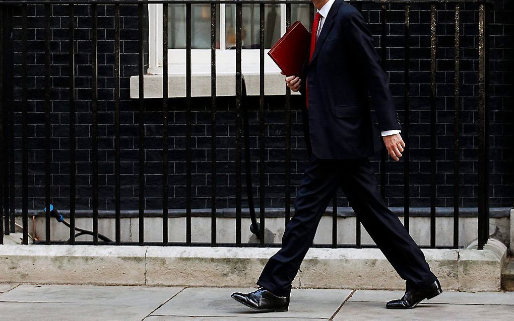 De Britse minister van Defensie verlaat dinsdagmorgen 10 Downing Street, na een voorbespreking over het debat. Foto EPA