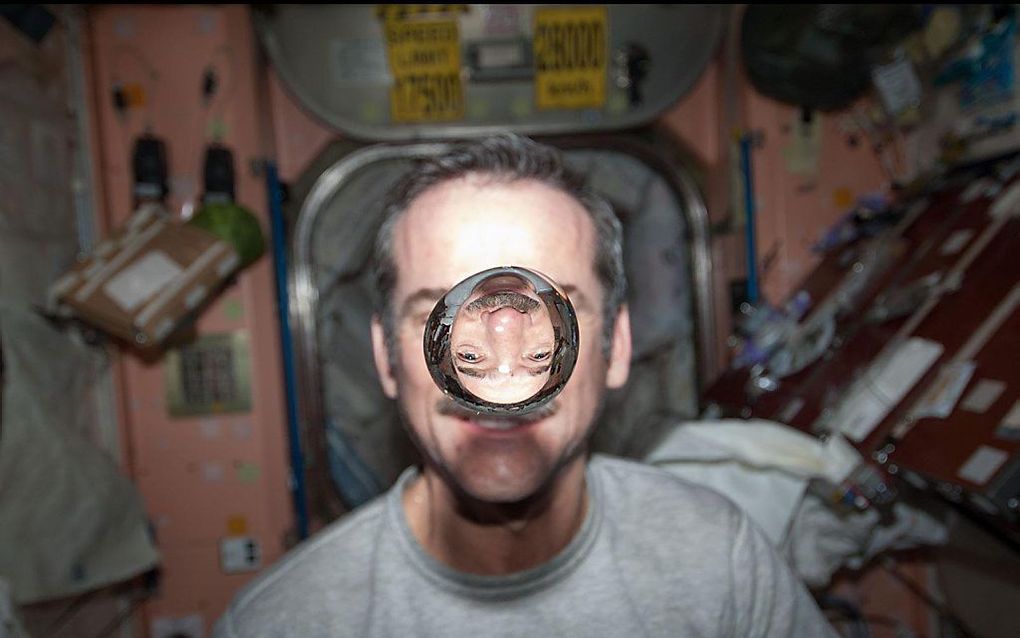 De Canadese astronaut Chris Hadfield verschuilt zich achter een bubbel water. Foto NASA