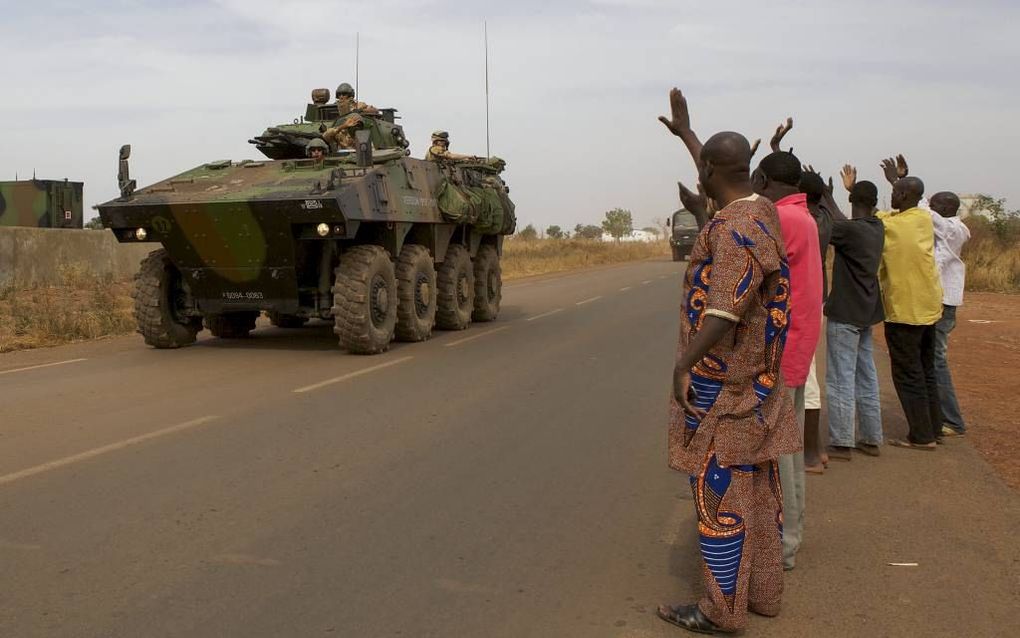 Malinezen zwaaien naar een konvooi van Franse troepen bij het ver­laten van de luchthaven van de Malinese hoofdstad Bamako. De Franse troepen trekken in rap tempo op naar het noorden van het Afrikaanse land. Foto EPA