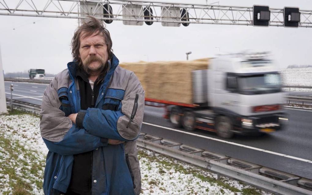 Vrachtwagenchauffeur Aart van Gelderen bij de A16 bij zijn woonplaats Hendrik-Ido-Ambacht. Foto Cees van der Wal