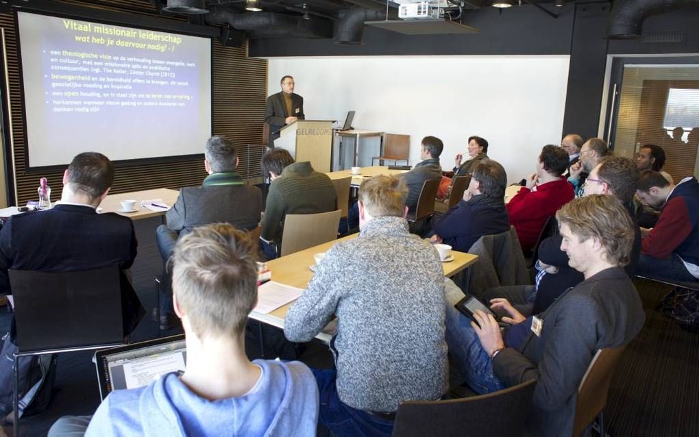 ARNHEM – In een vergaderzaal van stadion GelreDome in Arnhem werd woensdag nagedacht over missionair leiderschap. Volgens dr. Robert Doornenbal, achter het spreekgestoelte, is teamwerk van belang. Rechts prof. dr. Stefan Paas en dr. Joke van Saane. Foto S