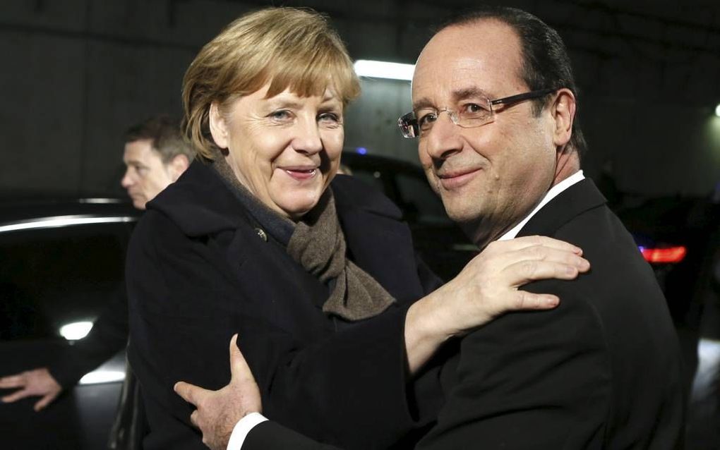 SAINT-DENIS – De Franse president François Hollande verwelkomde woensdag de Duitse bondskanselier Angela Merkel bij het stadion Saint-Denis, bij Parijs. De staatshoofden ontmoetten elkaar „kort doch krachtig” aan de vooravond van de EU-top in Straatsburg 