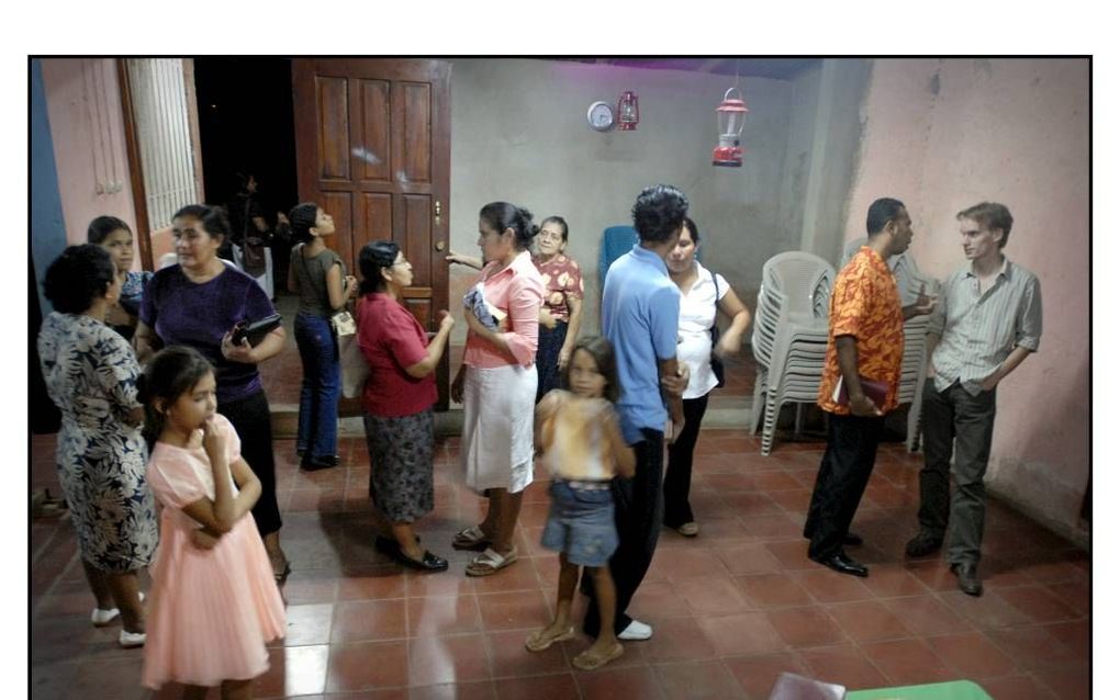 Kerkdienst in een kleine, Bijbelgetrouwe baptistengemeente in de stad Managua. Foto Niek Stam