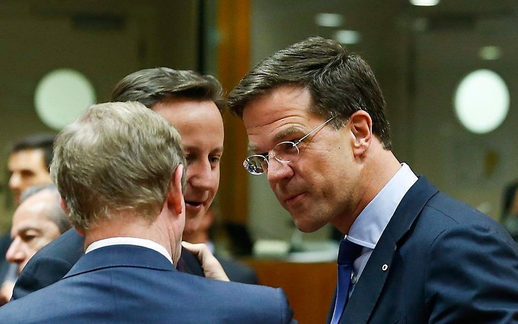 De Ierse premier Enda Kenny, zijn Britse collega David Cameron en premier Mark Rutte donderdagavond in Brussel. Foto EPA