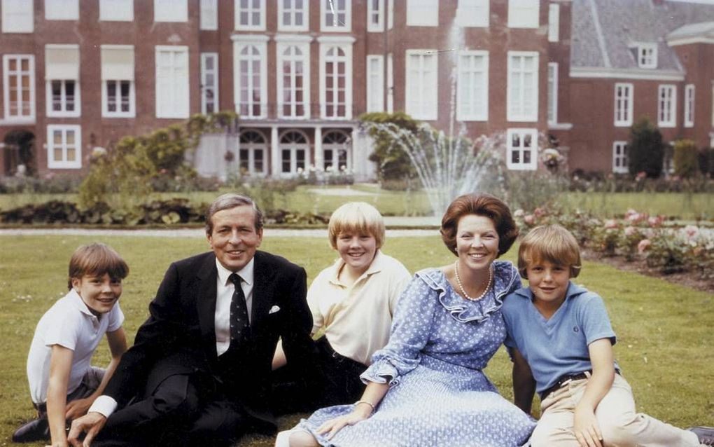 Ontspannen neemt de koninklijke familie in 1982 deel aan een fotosessie in de tuinen van Paleis Huis ten Bosch.  Foto ANP